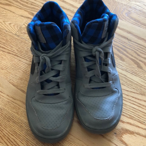 Boys size 7 Nike shoes - Picture 2 of 4